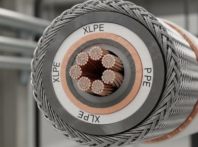 Yêu Cầu Kỹ Thuật: Vỏ Cách Điện (XLPE/PVC) và Màn Chắn Chống Nhiễu Cho Cáp Nguồn Trạm Sạc EV